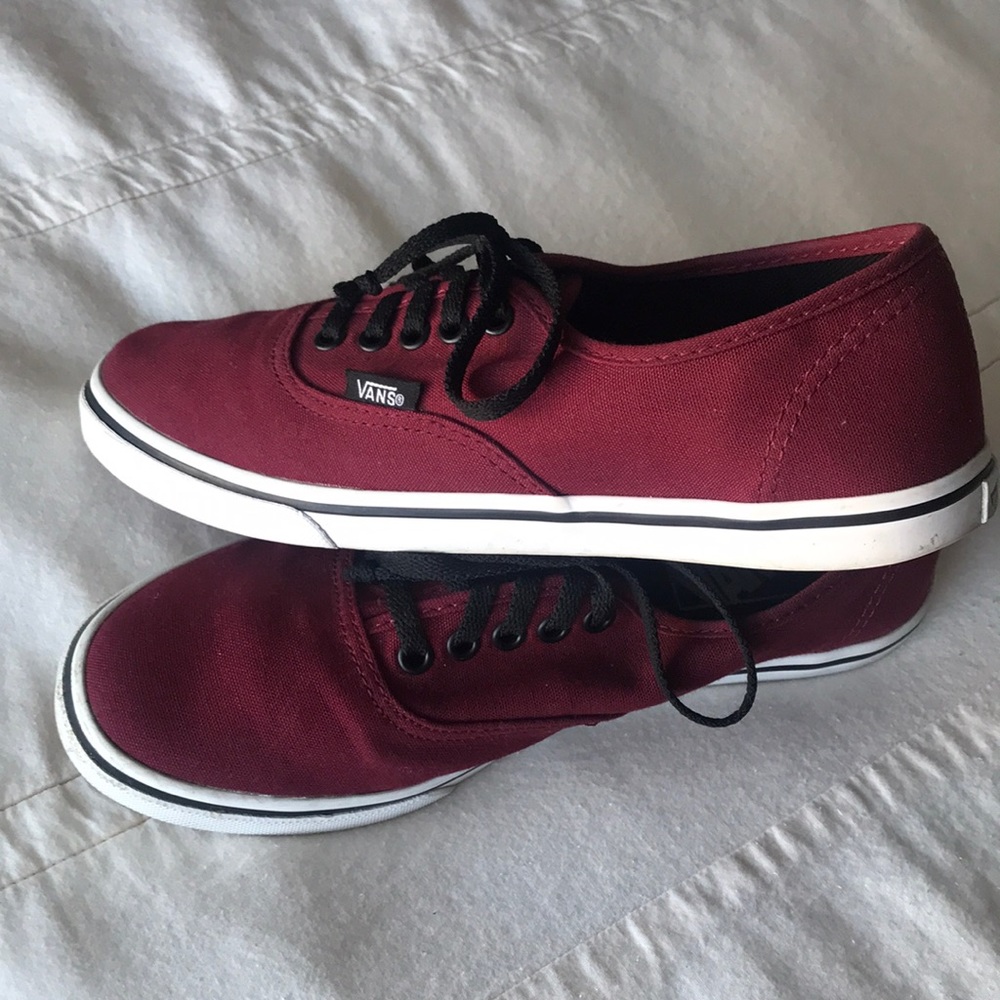 Vans 721356 Men’s size 5, Women’s size 6.5, maroon color, black laces.